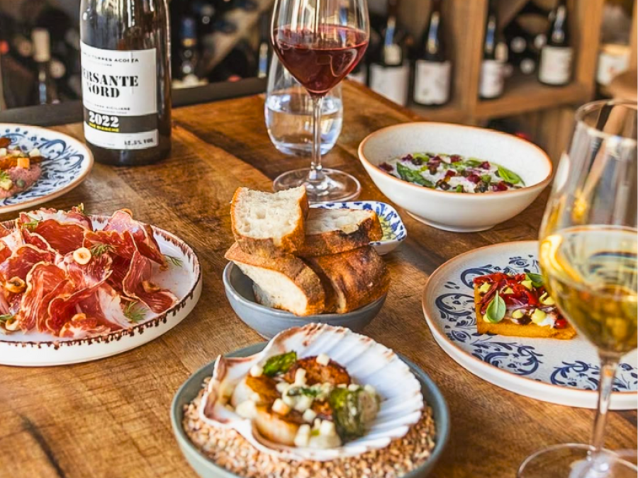 Spar 25% i aften: Hos vinbaren Roots kan du gå på opdagelse i ekstraordinære vine, som normalt kun findes på Københavns Michelin-restauranter – men også i et udvalg af gode flasker til mere overkommelige priser. Alt sammen ledsaget af italienske delikatesser og en uformel stemning. Book hér og få rabat på hele regningen!