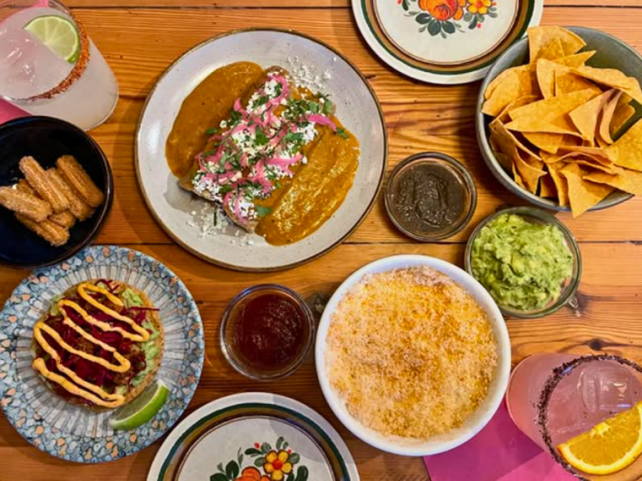 Spar 15% i aften: Mød den mexicanske kok Juan Carlos og Skyla, som med sin erfaring og London-energi skaber liv og stemning i restauranten. Her henter de inspiration fra den mexicanske streetfood-kultur, så du kan nyde autentiske tacos, signatur-margaritas og en skøn atmosfære midt på Nørrebro. Book hér og få rabat på hele regningen!