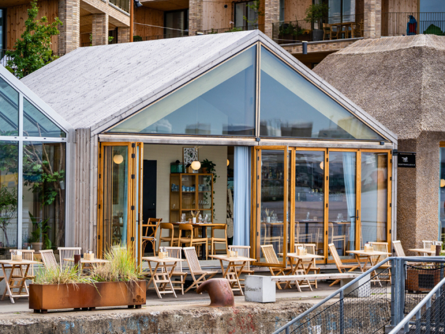 Spar 15% i aften: Oplev unik arkitektur ved vandkanten hos Skovmøllen Ø, hvor klassisk charme møder et moderne twist. Menuen hylder danske råvarer med et strejf af det franske køkken. Book hér og få rabat på hele regningen!