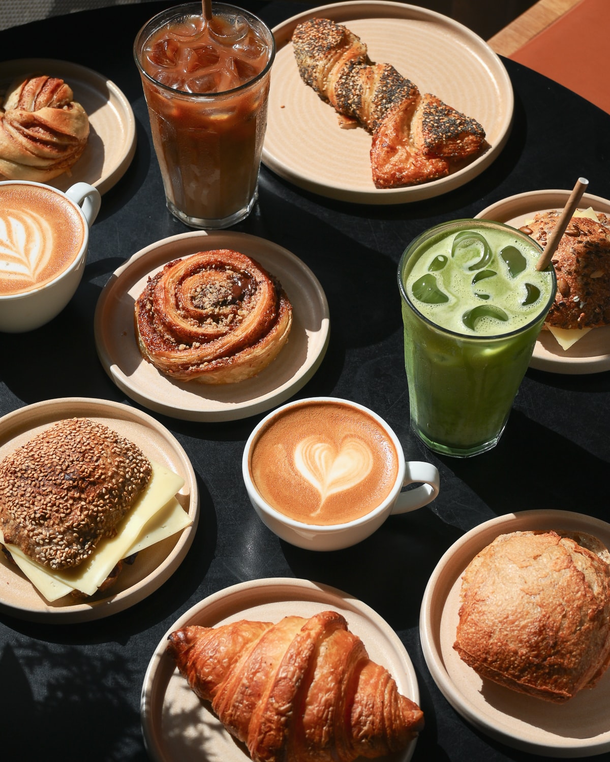 Morgencombo hos EMMERYS: Valgfri Kaffe & Friskbagt Boller!