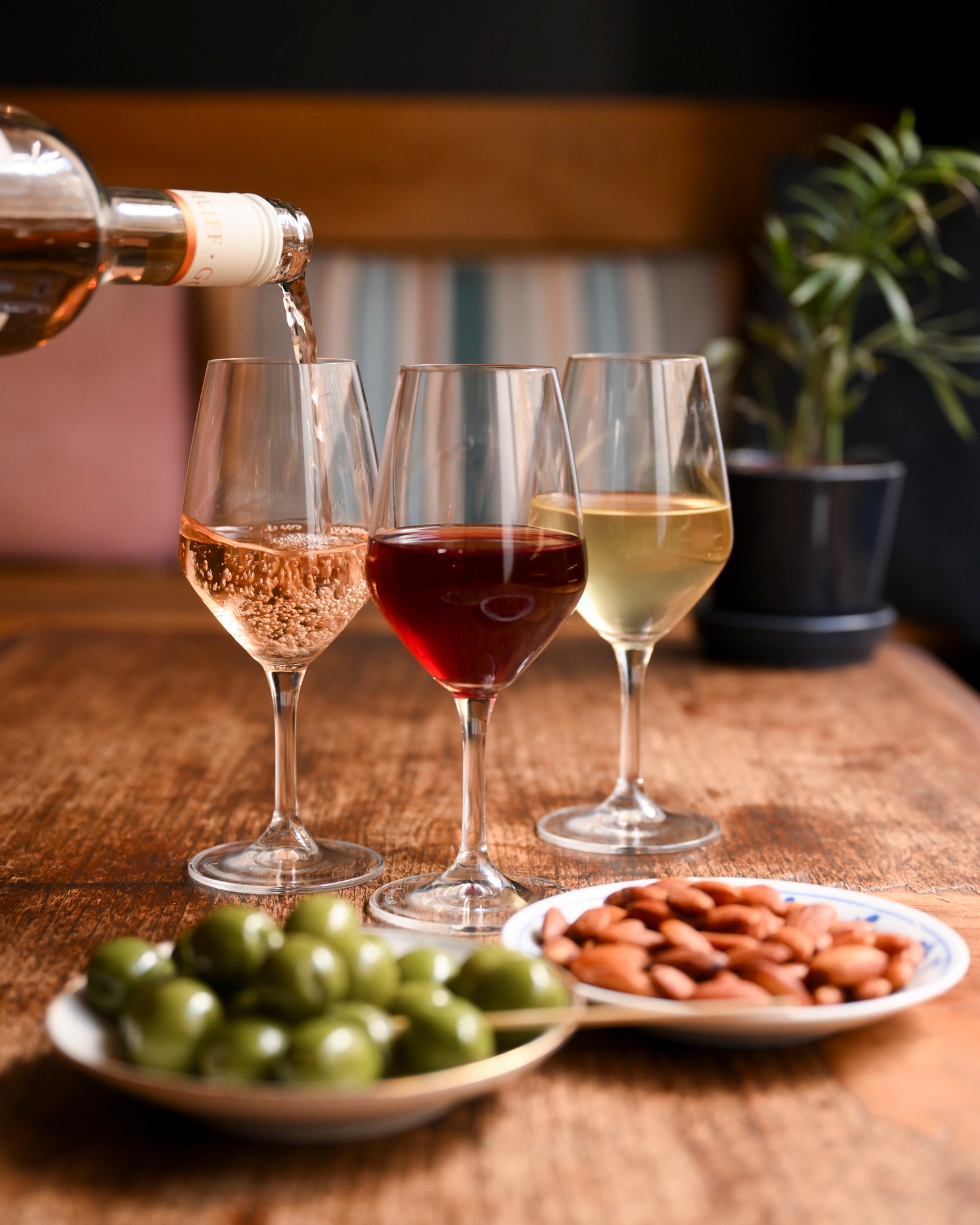 2 Valgfri Glas Vin + Snacks @ Vesterhus - Gode Glas & Endnu Bedre Stemning
