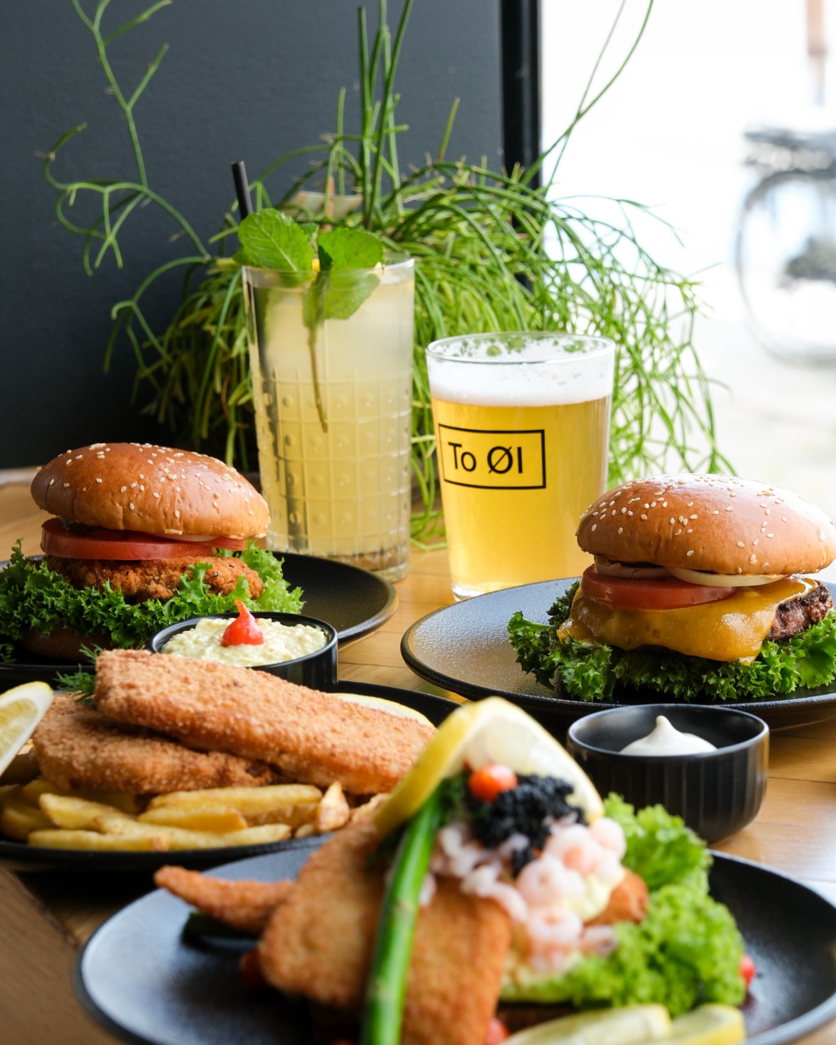 Valgfri AftenCombo @ Social Brew - Klassiske Burgers & Knasende Favoritter
