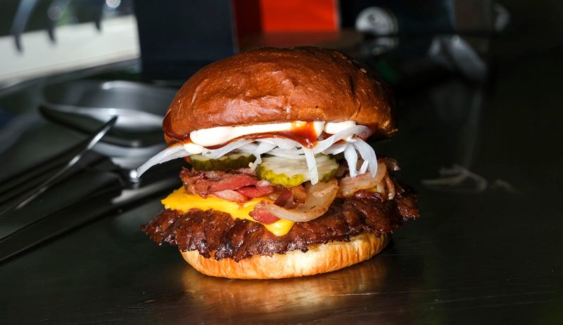 Saftige smashburgere med valgfri dip hos Hills Grill