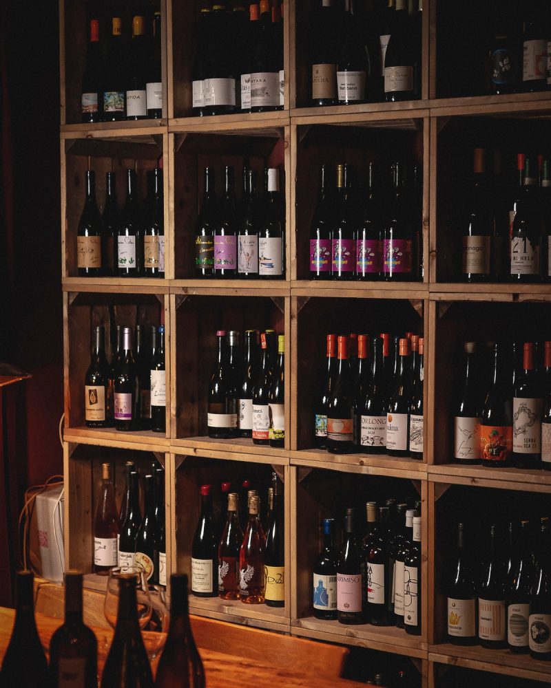 5 håndplukkede vine hos The Warehouse, Roots Vin Bar & Butik