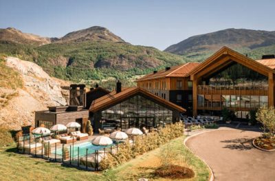 Overnatning med morgenbuffet og 2-retters menu på Fyri Resort