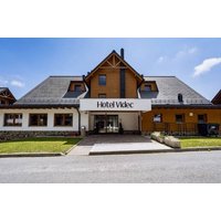 Ophold med morgenmad og aftenbuffet på Forest Hotel Videc