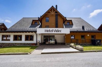 Ophold med morgenmad og aftenbuffet på Forest Hotel Videc