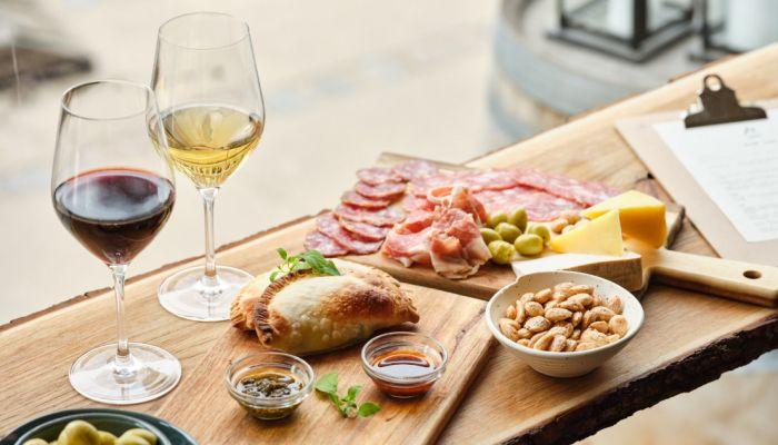 Deal på 5 glas vin og lækkert tapasbræt hos hyggelige Café G