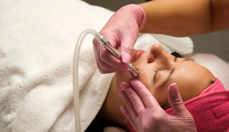 Nærende ansigtsbehandling hos Beauty Academy Oksana Kolesnyk i Indre By