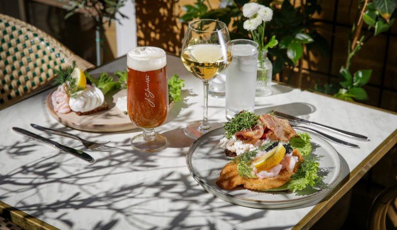 Halv pris på 2 stk. smørrebrød hos KØBENHAVN Café & Bistro