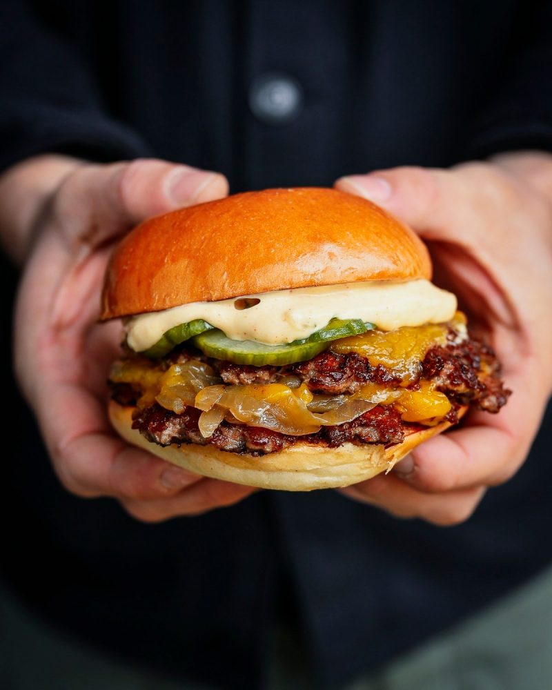 Valgfri Burger + Jolly Sodavand hos Pops Diner - Halv pris!