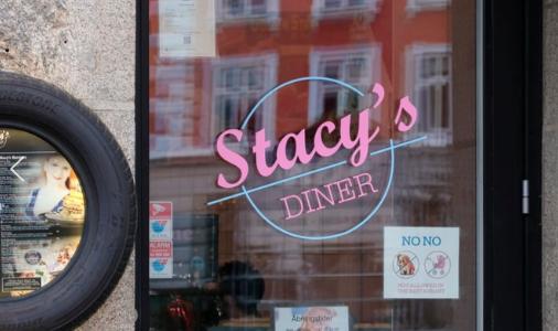 Valgfri burgermenu hos Stacy's Diner