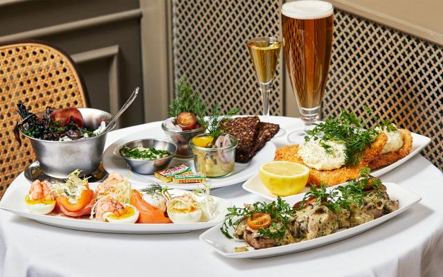 Stort frokostbord 