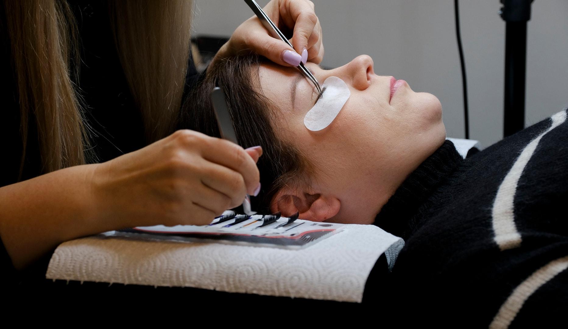 Øjenvippeforlængning eller permanent makeup