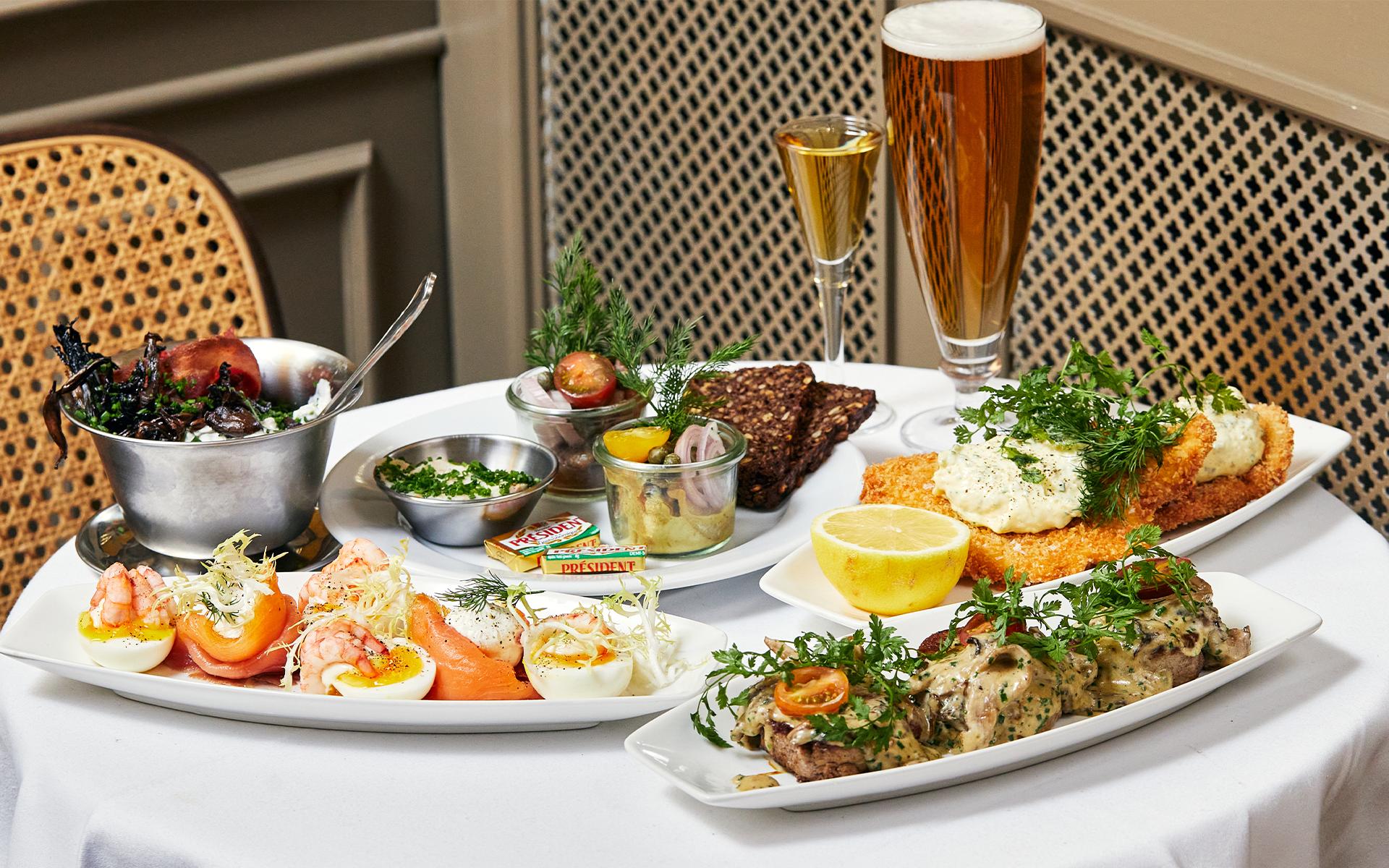 Stort frokostbord 