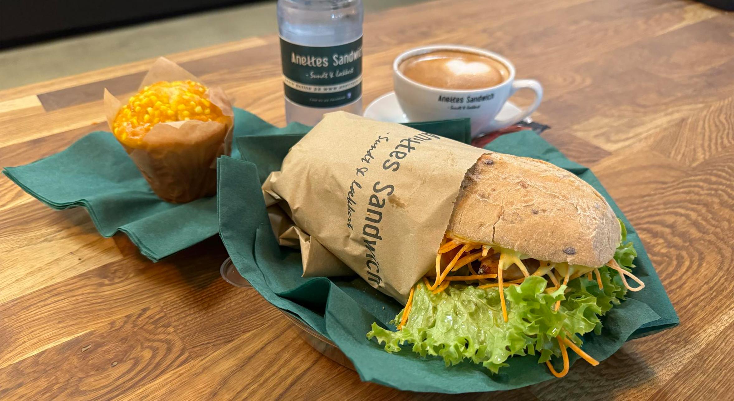 Valgfri sandwich, muffin, varm drik samt kildevand 