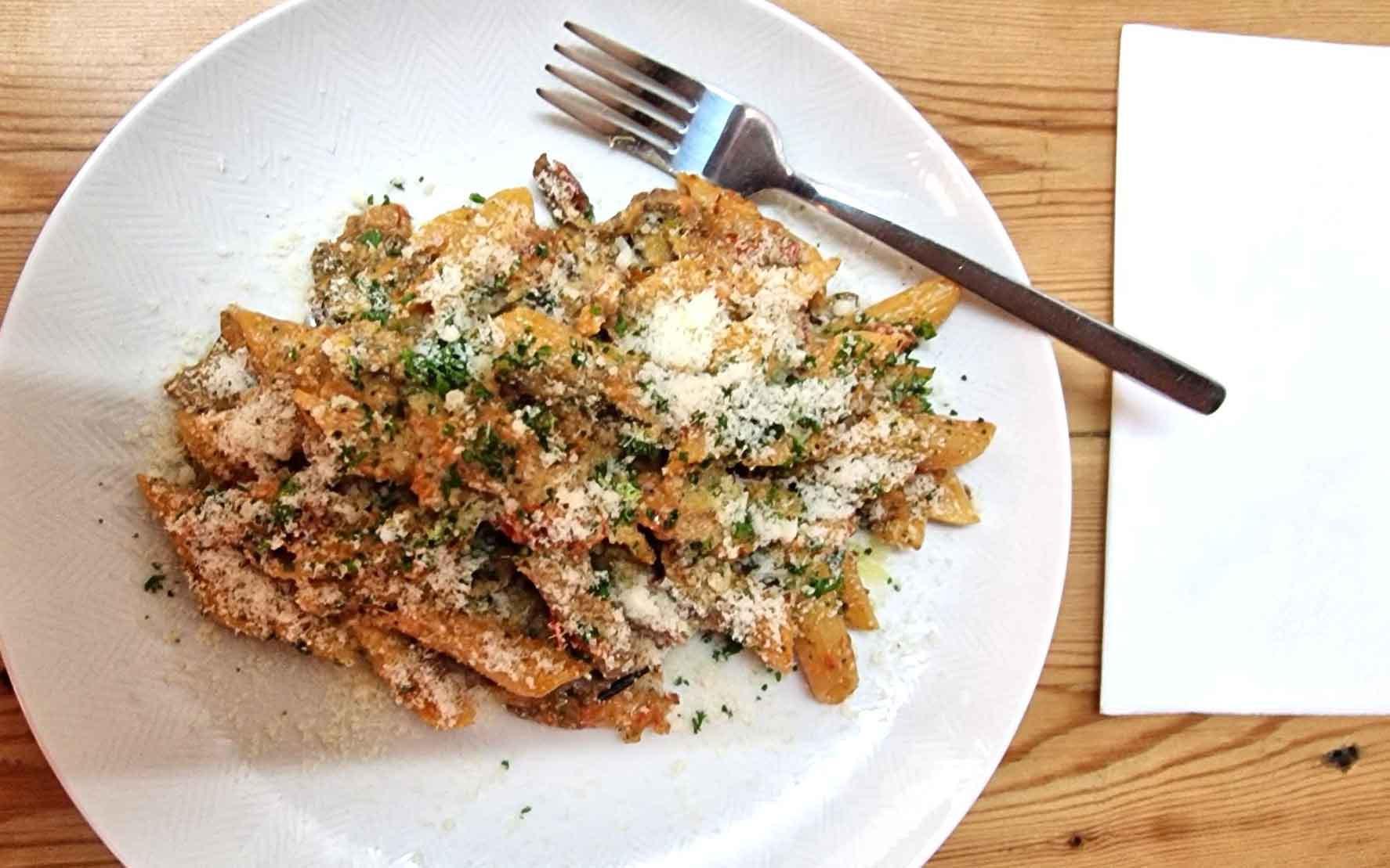 Italiensk pasta penne med salami ventricella
