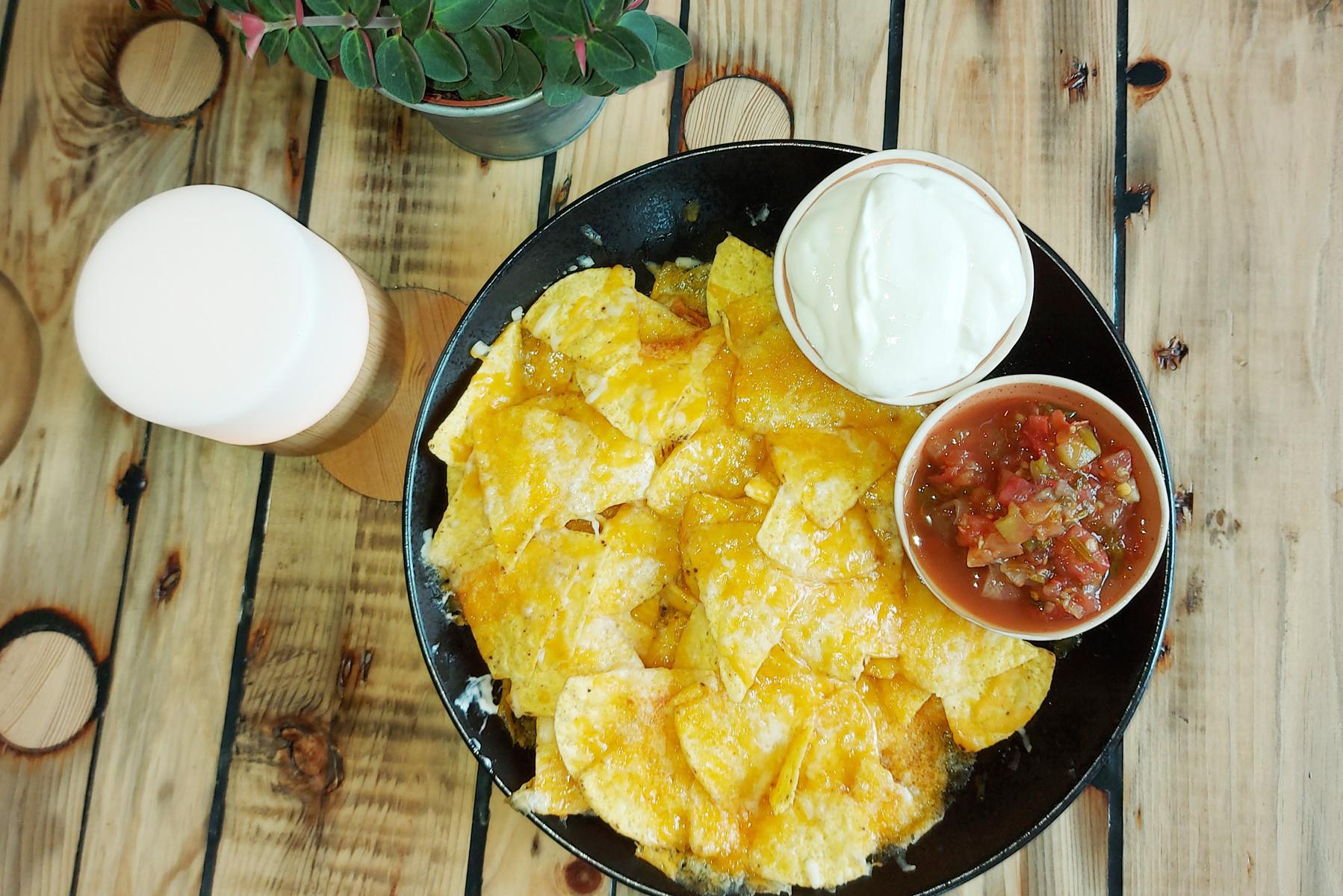 Nachos med ost, salsa og græsk yoghurt

