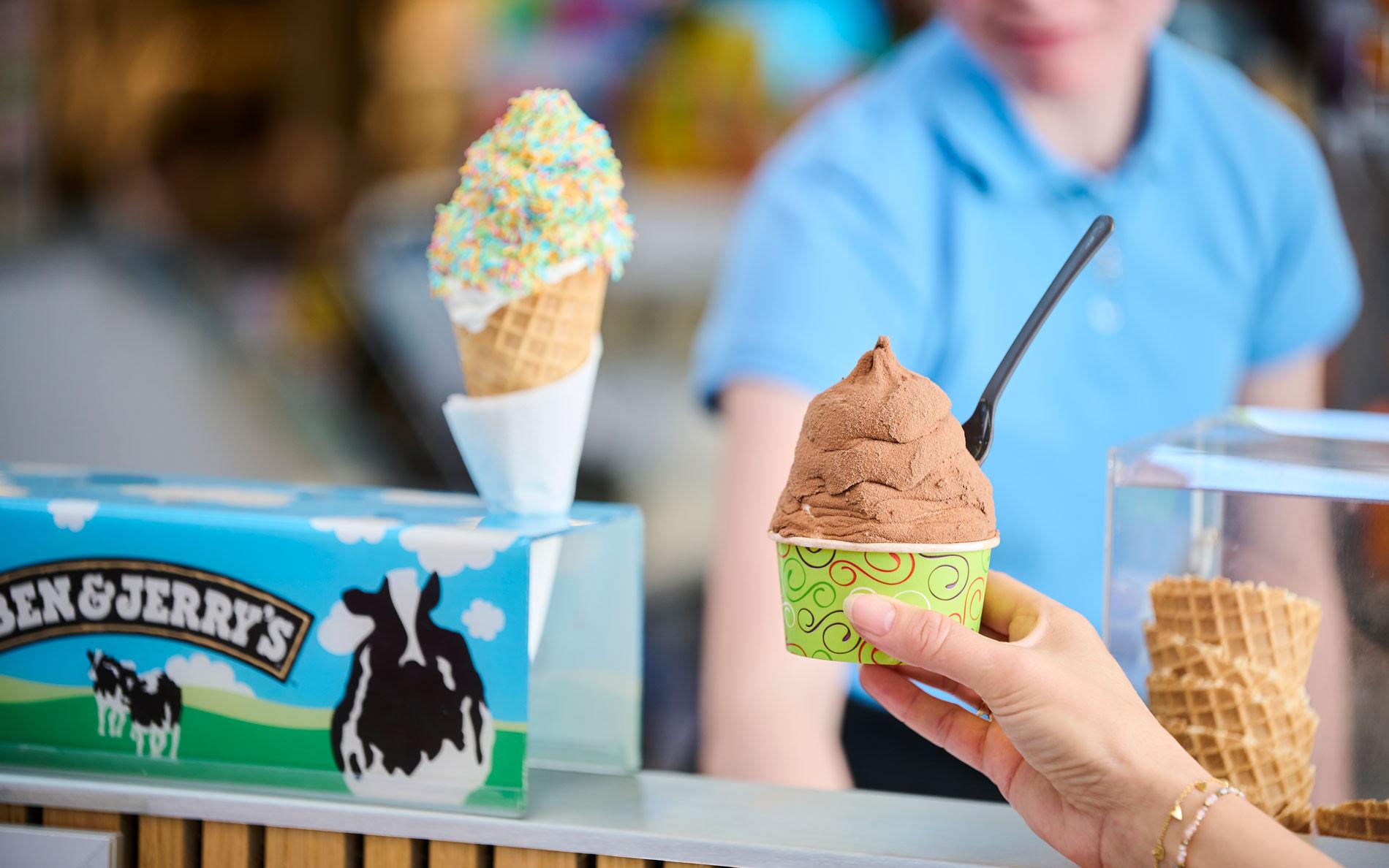 Stor softice fra Ben & Jerry's med valgfri drys