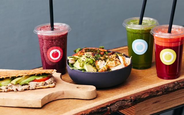 1 valgfri sandwich eller bowle
 og 1 valgfri juice
