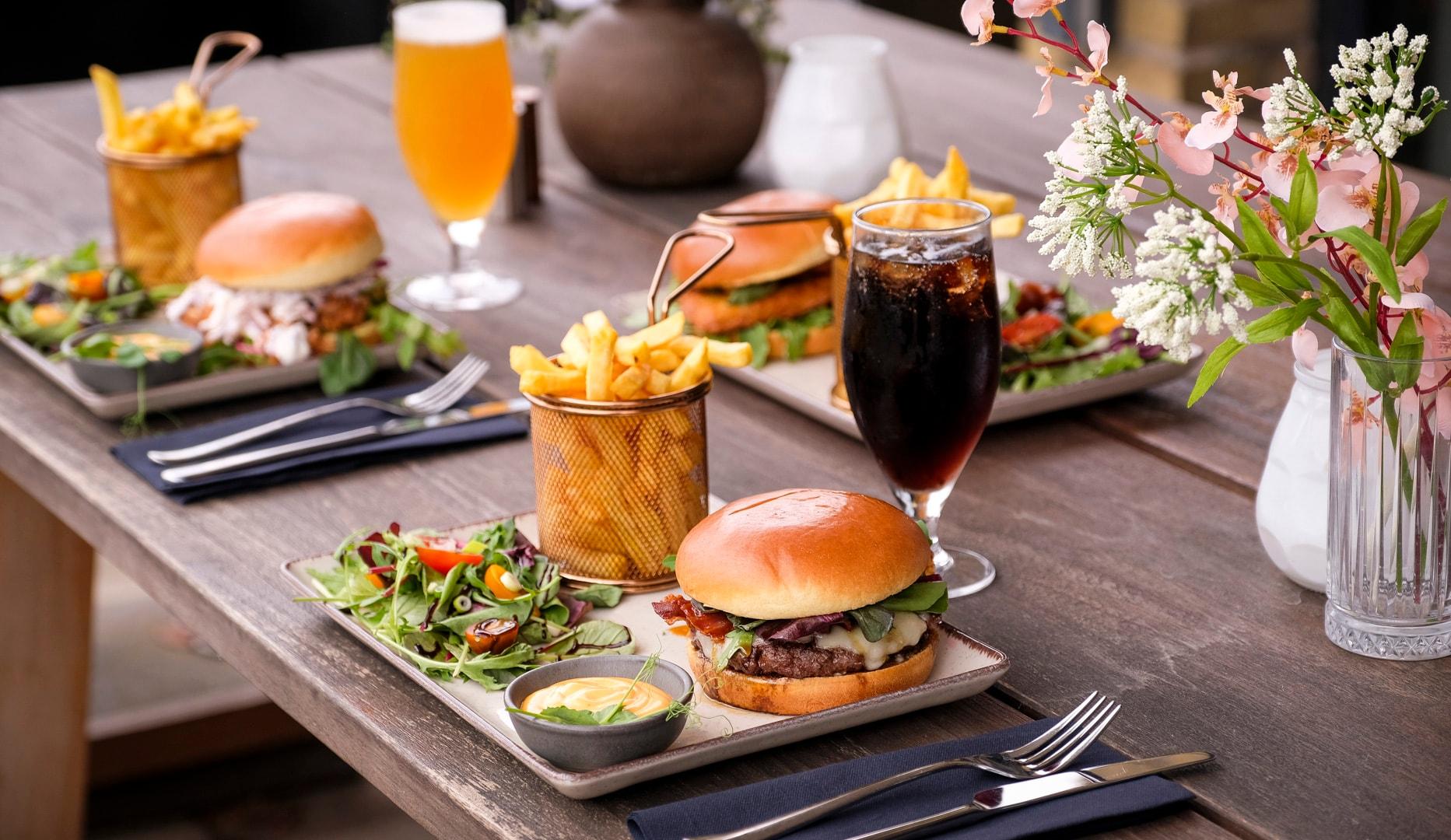 Valgfri burger med fritter, salat og dyppelse

