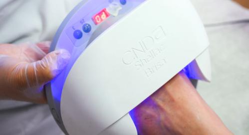 Mani- eller pedicure med CND Shellac