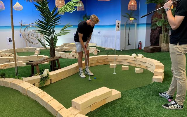 Minigolf på indendørs bane