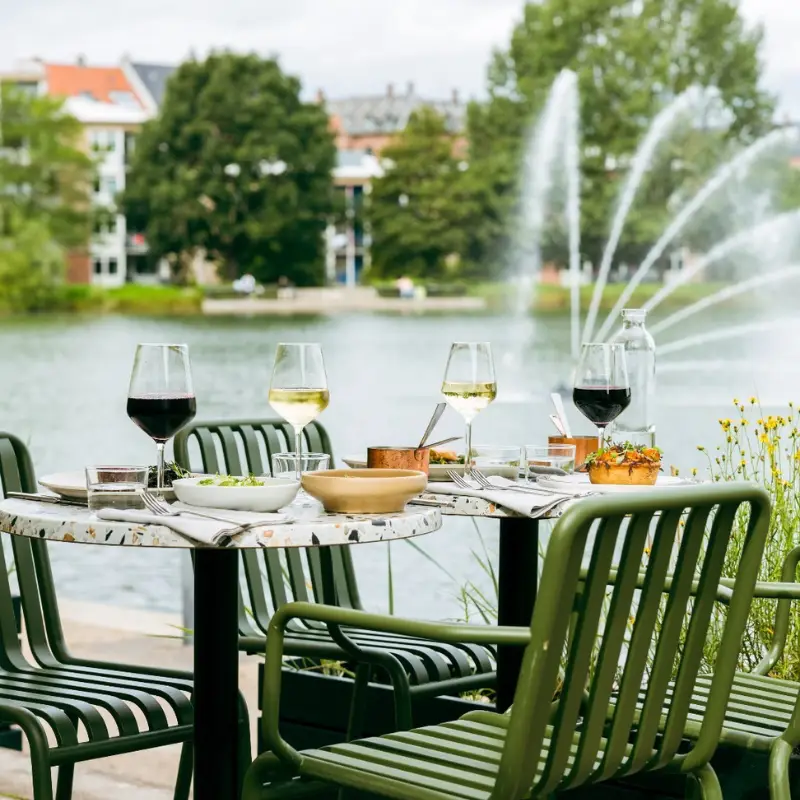 Nyd 7-retters gourmetmenu med udsigt over Søerne for 2!