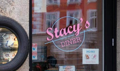 Valgfri burgermenu hos Stacy's Diner