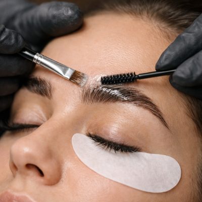 Få formede, fyldige og velplejede bryn med Brow Lamination hos Sweetbrows Klinik