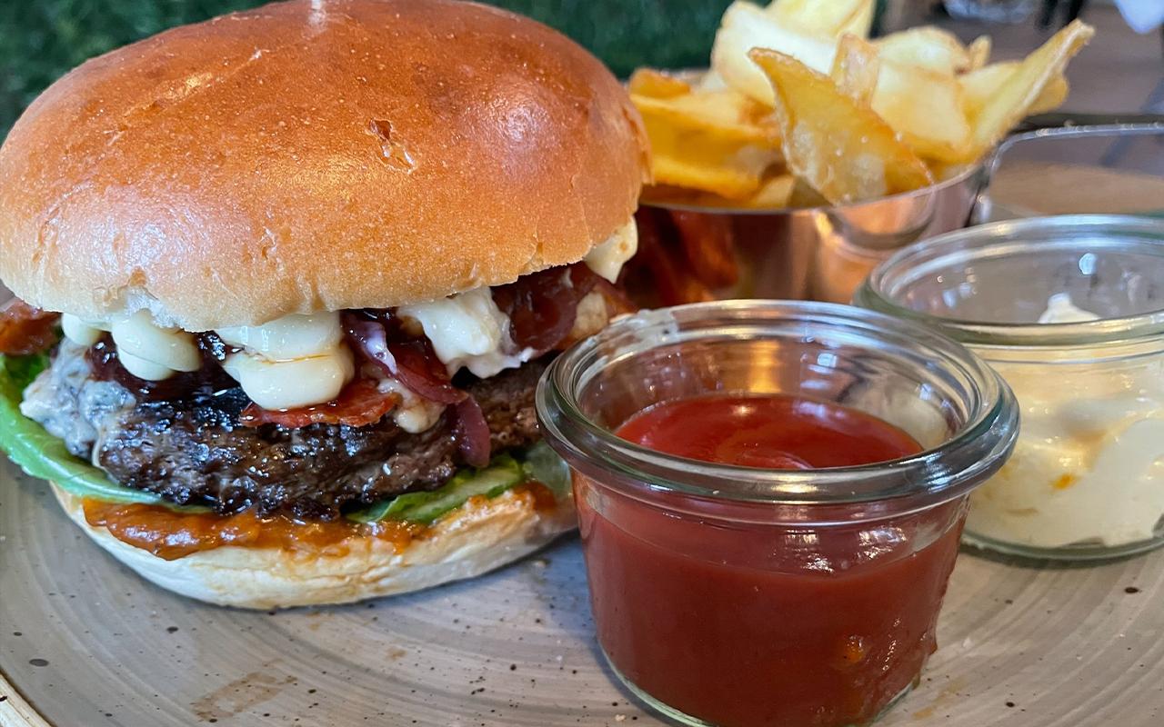 Valgfri burger med pommes frittes
