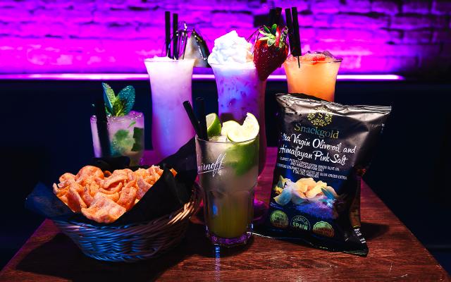2 valgfrie cocktails, 2 snacks og 2 poletter
