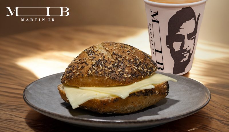 Friskbagt bolle med kaffe hos MIBbageri i Aarhus C