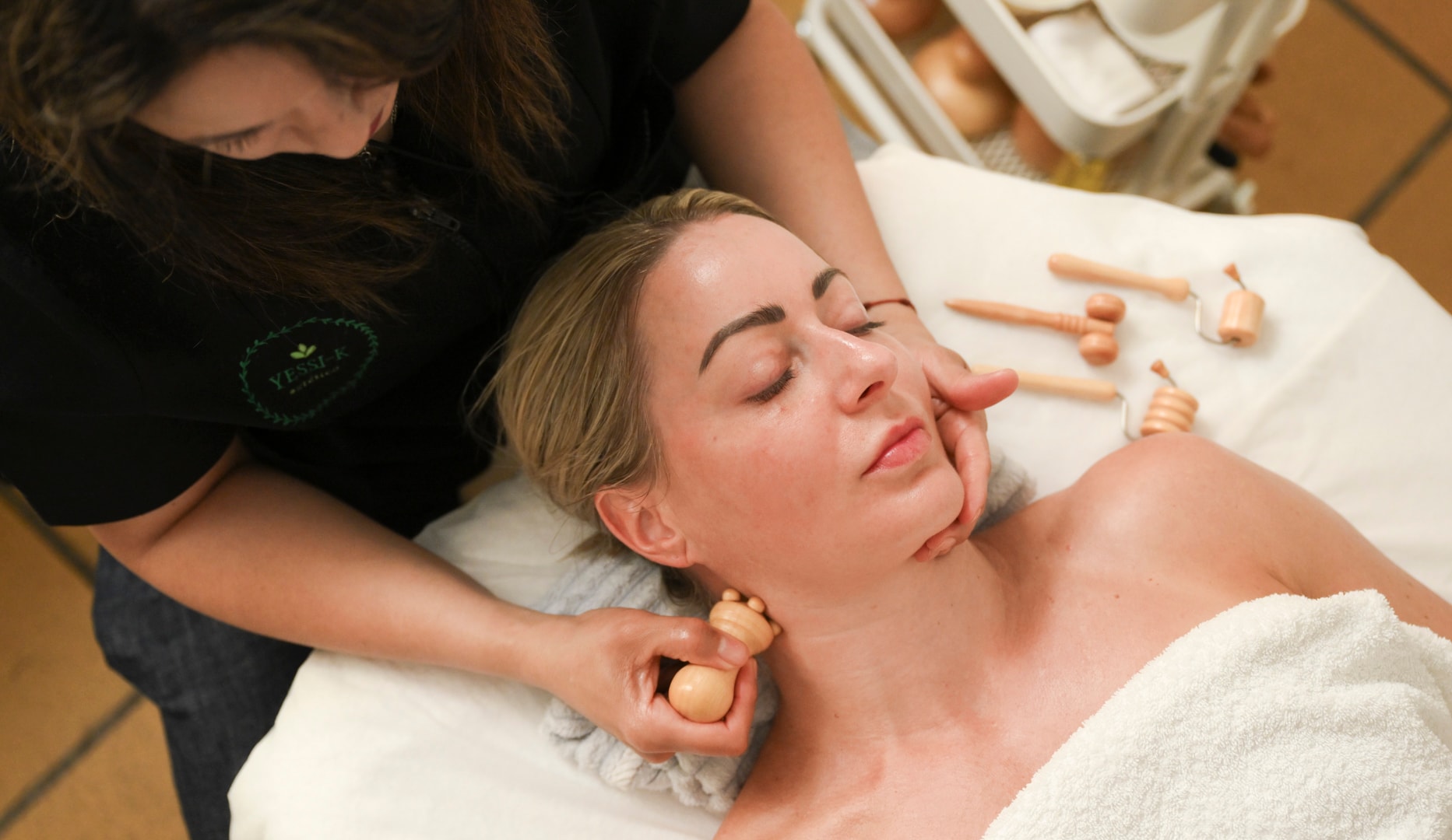 Forkæl dig selv med ansigtsmaderoterapi og massage på Frederiksberg!