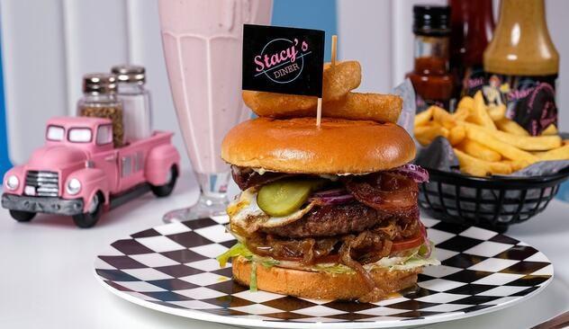 Valgfri burgermenu hos Stacy's Diner