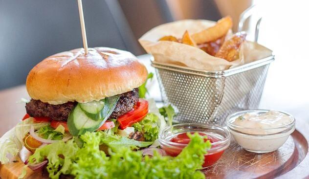 Burgermenu med sprøde fritter