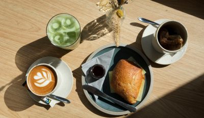 Morgencombo med valgfri varm drik hos Matrikel1 Workbar i byen