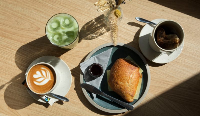 Morgencombo med valgfri varm drik hos Matrikel1 Workbar i byen