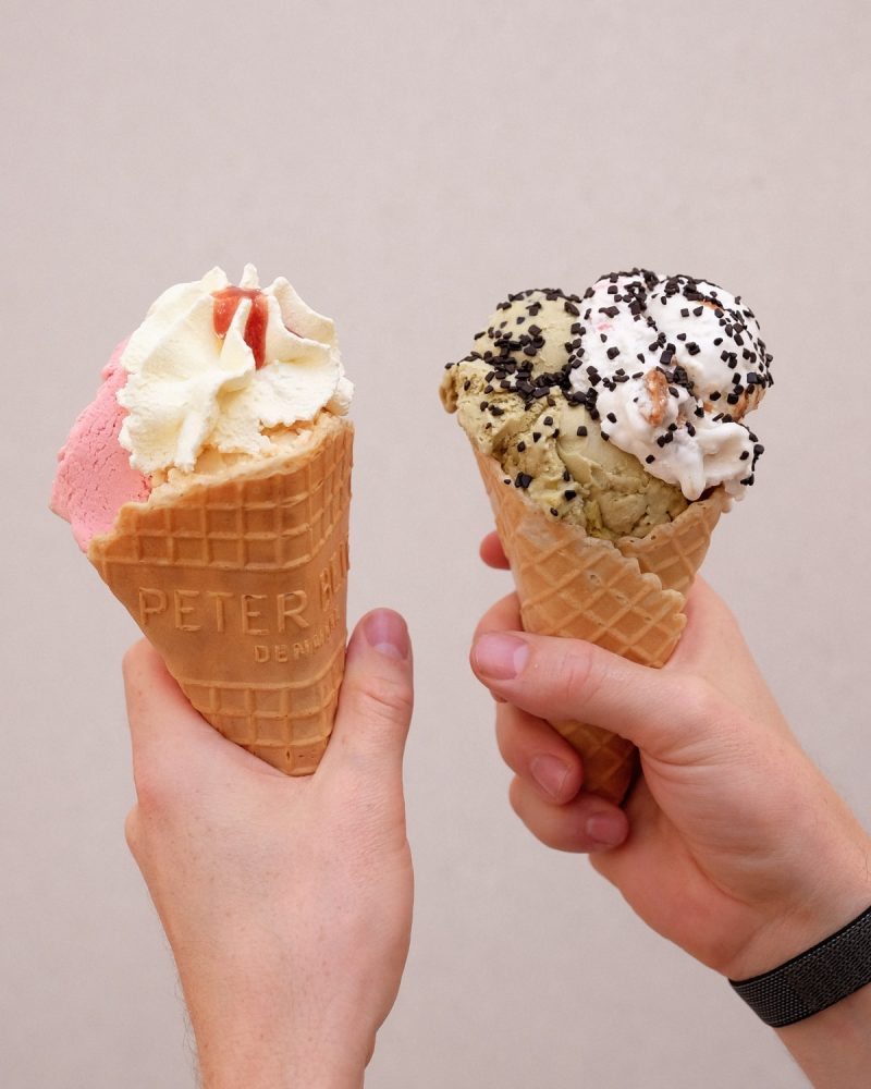 Byg din egen isfavorit - 2 kugler med topping hos Peter Beier